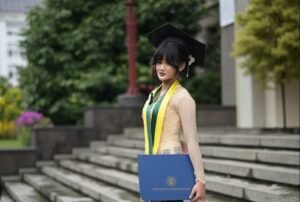 farras-ulinnuha-gadis-asal-lampung-yang-menyandang-gelar-wisudawan-termuda-yang-berhasil-lulus-di-usia-19-tahun-8-bulan-17-har-1765001254556