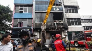 potret-terkini-pascakebakaran-di-cempaka-putih-21-orang-tewas-1765280143458_169